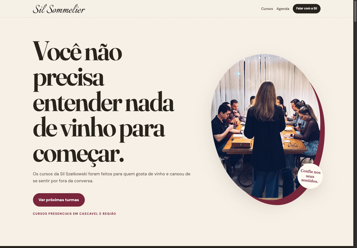 Site Sil Sommelier em tons creme e vinho, com apresentação dos cursos e fotografia de uma degustação.